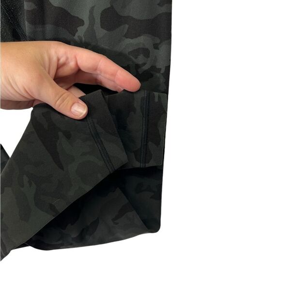 Lululemon "WUNDER UNDER CROP" Black DENIM Camo Mid Rise size 6 - Picture 8 of 15
